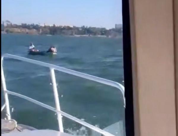 Отца и двух детей унесло на лодке вглубь Азовского моря